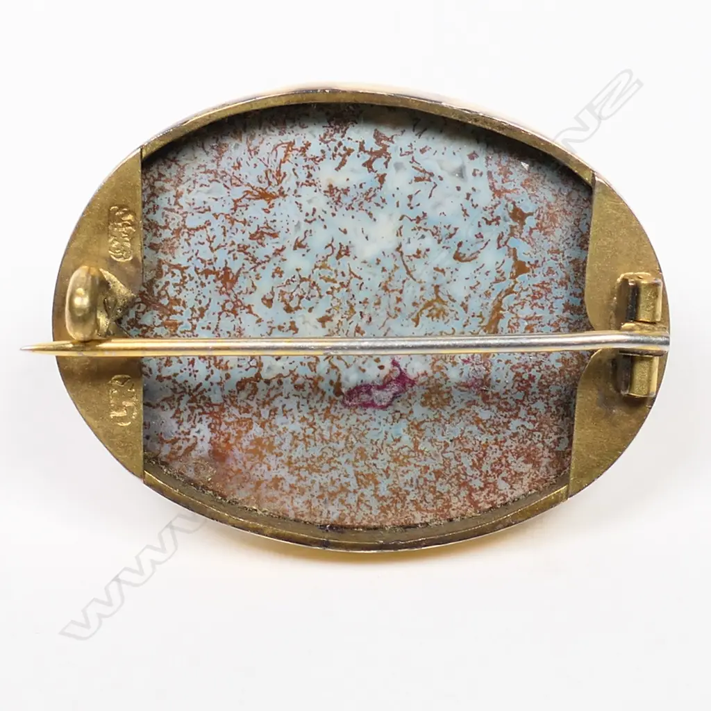 Louis Kerr 9ct yellow gold and polished moss agate brooch, Image 1++